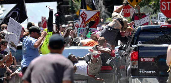 Supremacista. Varias personas vuelan por los aires luego de que un supremacista blanco arrollara a los que se
oponían a la manifestación de los nacionalistas en Charlottesville, Virginia, el sábado pasado.