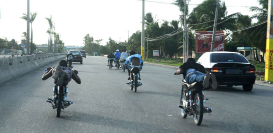 Peligro. Las competencias de motos en plenas vías  públicas es una práctica recurrente de individuos en algunos puntos de la capital y pueblos de provincias.