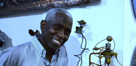 Freddie Cabral es el presidente de la Unión de Escultores Dominicanos (UEDOM). Trabaja la madera, el barro y el metal. ¦Yaniris López