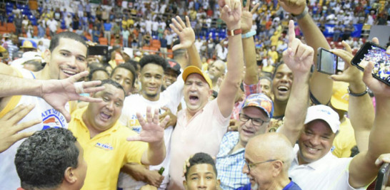 Directivos, jugadores y fanáticos se confunden en una ruidosa celebración luego que el equipo de los Metros ganara el partido ante los Leones que le dió su quinta corona en la historia del baloncesto de la LNB.