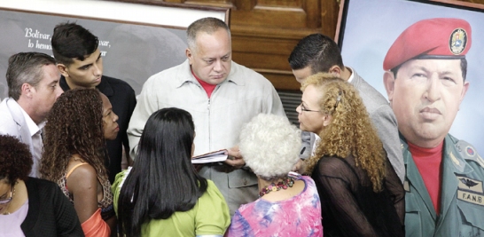 Chavistas. El líder chavista Diosdado Cabello, al centro, en una sesión de la asamblea nacional constituyente ayer, en Caracas.
