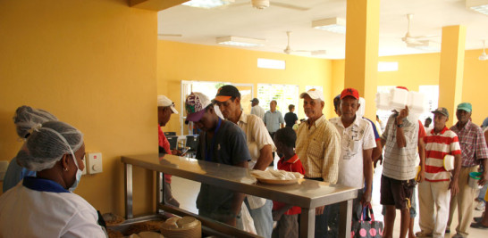 Contribución. Personas de los estratos sociales más pobres acuden a los Comedores Económicos para alimentarse con tan solo diez pesos.