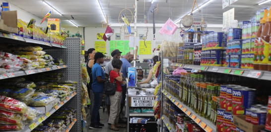Diferentes nacionalidades se reúnen en Orlando Latin Market, en St. Pete, Florida, en busca de productos y bienes hispanos.