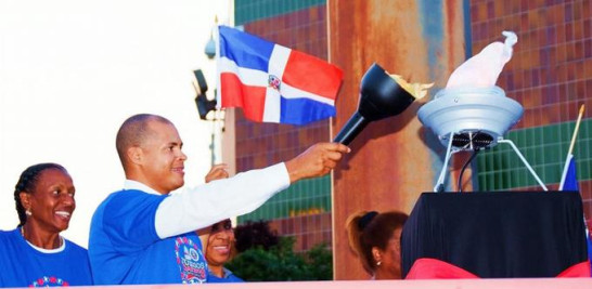 Félix Sánchez, el bicampeón olímpico al momento de encender el pebetero de los Juegos Patrios durante la ceremonia de apertura que tuvo lugar en Riverbank State Park, de Manhattan.