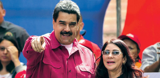 Opinión. Según el presidente Nicolás Maduro, los empresarios y vendedores eligen fijar sus precios según la cotización respecto del bolívar del dólar criminal para obtener ganancias desmesuradas. En lña foto junto a su esposa, Cilia Flores.