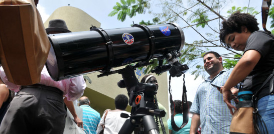 Decenas de personas acudieron al Museo Nacional de Historia Natural, en la Plaza de la Cultura, donde se instalaron telescopios y se distribuyeron lentes especiales para observar el eclipse.