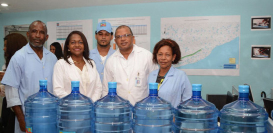 Técnicos. La CAASD cuenta con un equipo de técnicos que trabaja en la potabilización del agua a los fines de  embotellarla para suplir a instituciones públicas.