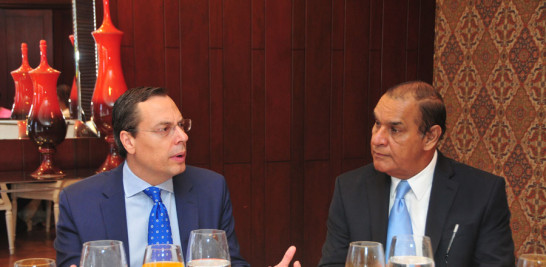 Bela Szabó, representante de la Asociación Dominicana de Empresas de la Industria del Combustible (ADEIC); junto al director de LISTÍN DIARIO, Miguel Franjul, durante el Desayuno del Listín.