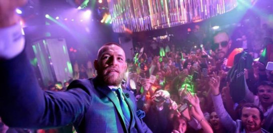 Conor McGregor se toma un selfie y en el fondo se observa la multitud que asistió a la fiesta post combate.