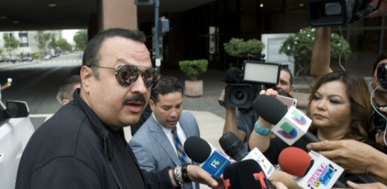 El cantante y actor mexicano-estadounidense Pepe Aguilar habla con un grupo de periodistas ayer, martes a su llegada a la corte federal de San Diego, California (EE.UU.).