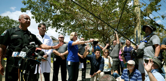 Prensa. Funcionarios de la Ciudad Hollywood responden preguntas ayer, frente al Centro de Rehabilitación de Hollywood Hills.