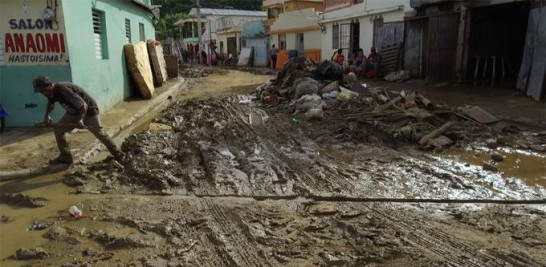 Destrucción. La fuertes corrientes de agua penetraron a las viviendas en sectores de San Francisco de Macorís arrasando con todos los ajuares, debido al desbordamiento del río Jaya.