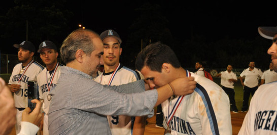 Michel Tueni, director de Deportes de Indotel, mientras
galardonaba al equipo de Argentina como subcampeón de la justa.