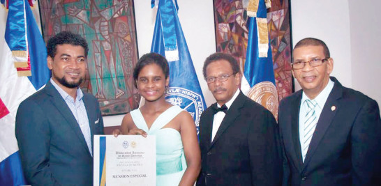 Distinción. Yohali ha sido reconocida como mujer líder representante de la dominicanidad. En la imagen, otro reconocimiento otorgado por la Escuela de Música de la UASD.