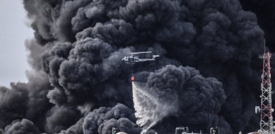 Un helicóptero de la Fuerza Aérea sofoca el incendio.