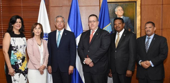 Donald Guerrero Ortiz, Flora Montealegre, Belinda Pérez; Magín Díaz; Rafael Gómez y Martín Zapata.
