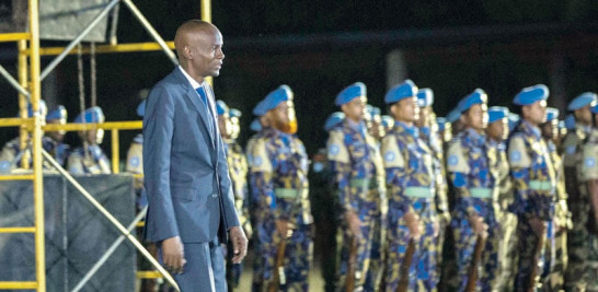 Ceremonia. El presidente haitiano Jovenel Mose pasa revista a las tropas de la Minustah durante la ceremonia oficial de clausura de la misión el jueves pasado en Puerto Príncipe.