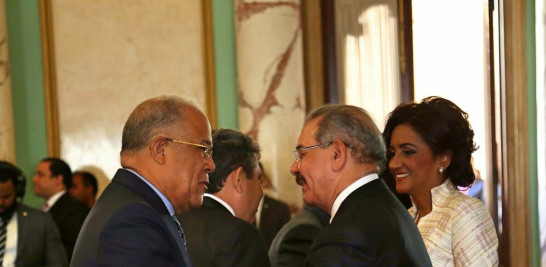 Esta foto de archivo fue tomada a propósito de los saludos de año nuevo en 2017. En ella se observa al presidente Danilo Medina y a Manuel Rivas, en medio de un afectuoso saludo.