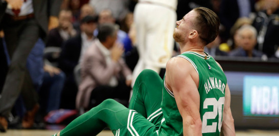 Gordon Hayward, de los Celtics, observa su pie doblado tras lesionarse severamente en el primer partido de la temporada contra los Cavaliers.