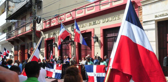 Defensa. Los miembros del Instituto Duartiano realizaron una parada cívica en defensa del Padre de la Patria, Juan Pablo Duarte.