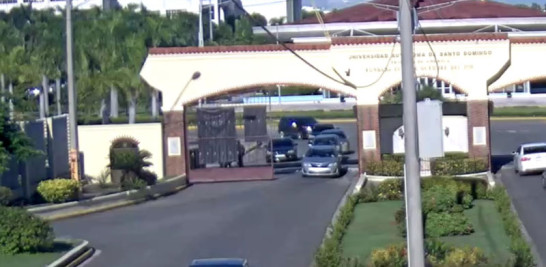 Video. La camioneta marca Ford, color azul marino, conducida por El Grande y Argenis, sale del campus universitario, presuntamente con el cadáver de Yuniol Ramírez.