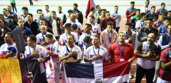 Grupo de atletas dominicanos que participa en los Juegos Patrios de Europa exhibe orgulloso la bandera dominicana durante la ceremonia de apertura.