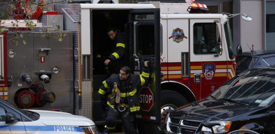 Auxilio. Personal de emergencia responde a las llamadas de auxilio sobre una posible balacera en el Bajo Manhattan. De hecho, un islamista mató a 8 personas en Ciudad de Nueva York.