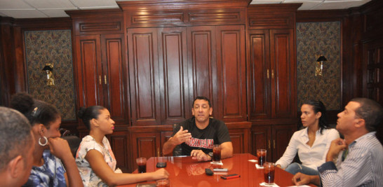 Marcos Kwiek, capataz del seleccionado, acompañado de las jugadoras Gina Mambrú, Yineiry Martínez y Niverka Marte durante su participación en el Café Deportivo de LISTÍN DIARIO.