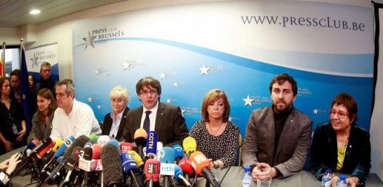 Buscados. El expresidente de la Generalitat de Cataluña Carles Puigdemont (centro), acompañado por cinco de
sus antiguos consejeros, interviene durante la rueda de prensa que ofreció en el club de la prensa de Bruselas.