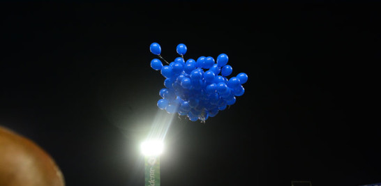 Atención. Los principales directivos y ex jugadores del Club Atlético Licey, observan los globos lanzados al aire durante la celebración