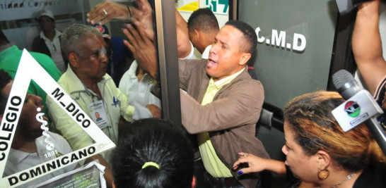 Tensión. En el transcurso de las elecciones del Colegio Médico Dominicano se produjeron confrontaciones verbales entre ambas partes.