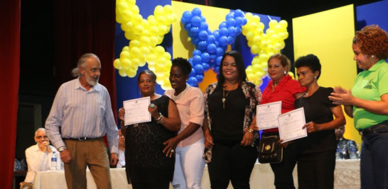 Parte de las mujeres que recibieron certificados por completar el programa contra la adicción a diversas drogas.