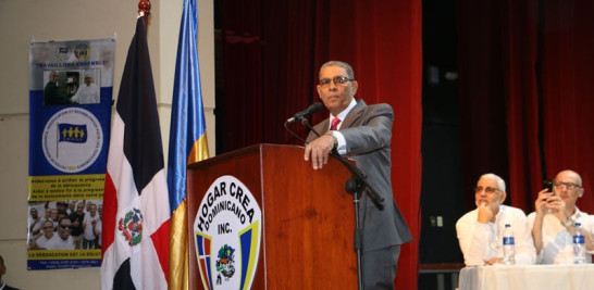 El director de Tratamiento de Hogar Crea, Julio Díaz Capellán, cuando pronunciaba el discurso de bienvenida durante el acto realizado en el auditorio de la Casa San Pablo.