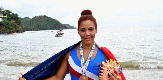 La quisqueyana Wendy Simó exhibe la medalla de bronce ganada este martes en remo.