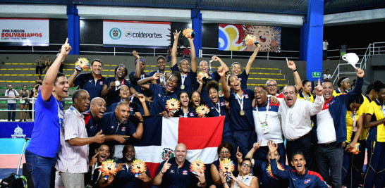 El equipo dominicano al momento de la premiación tras la conquista de la presea dorada en los Juegos Bolivarianos.