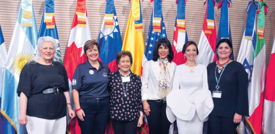 Conchita Cabral, Sharon de Campbell, Lorna Lama, Angelita de Vargas, Rossy Rivera y María Teresa de Rodríguez.