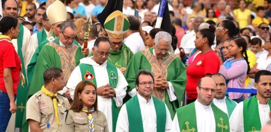 Santiago. Los fieles de Santiago realizaron diversas procesiones desde todas las parroquias y luego celebraron una misa.