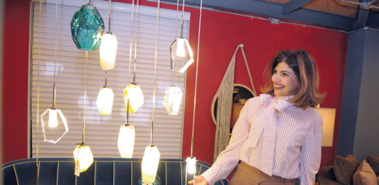 Marcelle Rizek aprecia los modelos de lámparas de la nueva colección.