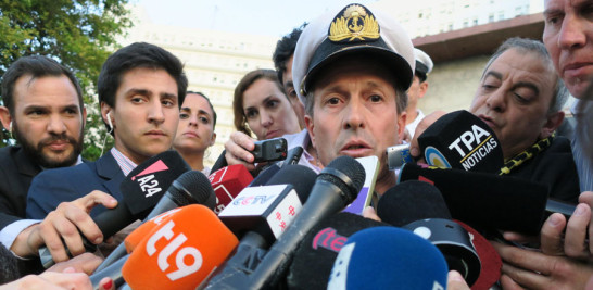 Ruido. El portavoz de la Armada argentina, Enrique Balbi (centro), habla a los medios ayer en Buenos Aires, Argentina. Balbi informó que se analiza un ruido detectado hace una semana en la zona del Atlántico donde se reportó por última vez el submarino ARA San Juan, registrado casi tres horas después de la última comunicación con la nave.