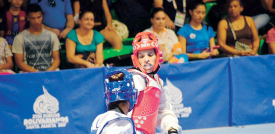 Madelyn Rodríguez, de rojo, en el combate por la medalla de oro ante la colombiana Alba Gómez Valera.