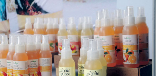 Oportunidad. Ambientadores, frescos rocíos con aromas de plantas locales, son producidos en Nagua y zonas circundantes. Recientemente, se celebró un encuentro nacional donde se expuso todo el talento criollo y las bondades del coco. La feria, denominada #Festicoco para lograr una cercanía con el público que utiliza redes sociales, fue todo un éxito y tuvo como pueblo invitado a Samaná.