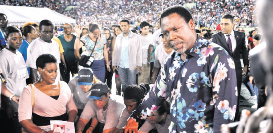 Exorcismo? Una persona cae al piso luego de ser tocada por el pastor TB Joshua.