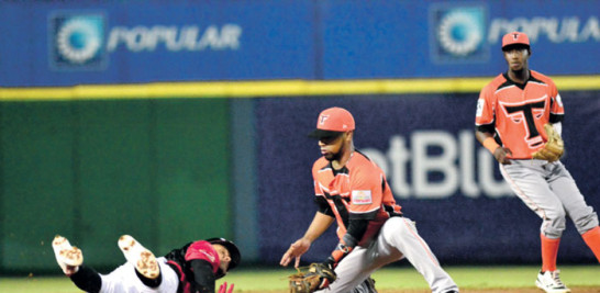 Erick González, de los Leones, es puesto out en la intermedia por Alexi Casilla, de los Toros, observa Jorge Mateo.