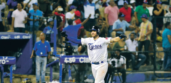 Mike Marjama, debutante importado del Licey, abre los brazos al acercarse al plato luego de dar un jonrón ante Alexis Candelario, que abrió por las Estrellas.