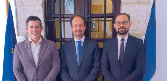 Diplomáticos. Thierry Moulins, José Gómez y Thomas Plisson.