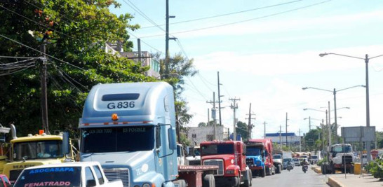 Demanda. En todas las provincias y en los principales puertos del país se observaban ayer las largas filas de camiones aparcados en las vías, mientras sus choferes aguardaban sentados en su entorno.