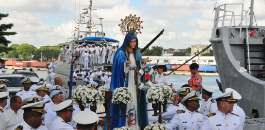 Entrega. Con cuidado y adoración, los hombres y mujeres de la Armada rinden culto a la virgen del Amparo, con la cual recorren las aguas del río Ozama.