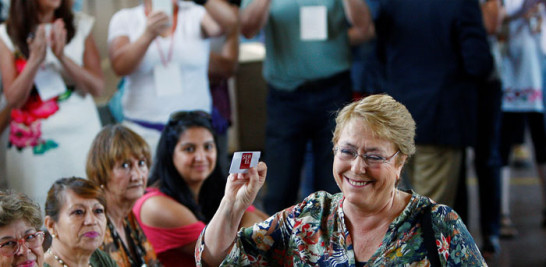 La Presidenta chilena, Michelle Bachelet , emite su voto, en la comuna de La Reina, en Santiago de Chile durante la segunda vuelta de las elecciones presidenciales en Chile.