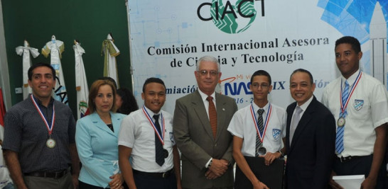 Rosario Vásquez, José Rafael Espaillat y José Santana junto a los ganadores del Liceo Científico Dr. Miguel Canela Lázaro.