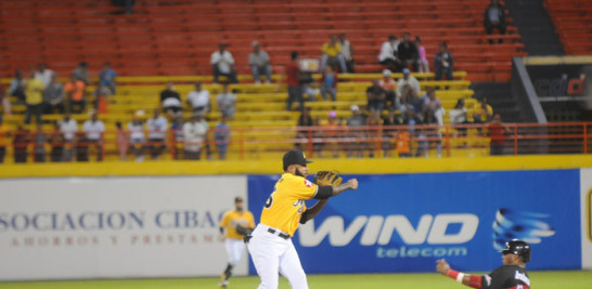 Ronny Rodríguez, de las Águilas, fuerza en la segunda base a Danny Richar, de los Leones del Escogido y lanza a la primera base para tratar de completar una doble matanza.